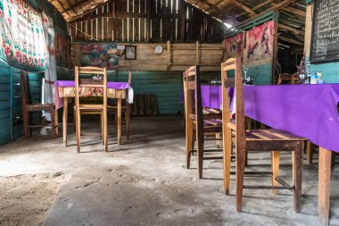 Andavadoaka, Madagaskar-13 Ocak, 2019: Andavadoaka, Madagaskar merkezi pazarında rustik bir restoranda Ahşap sandalyeler ve masalar.