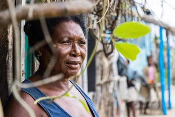 Andavadoaka Madagaskar Leden 2019 Portrét Místní Vyzrálé Dívky Která Dívá — Stock fotografie
