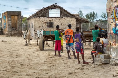 Andavadoaka, Madagaskar-13 Ocak, 2019: toplum ve Andavadoaka, Madagaskar kumlu sokakta insanlar için bilgi merkezi.