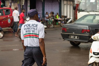 Nosy Be, Madagaskar-17 Ocak, 2019: Nosy Be, Madagaskar şehir merkezinde polis Municipale bir polis memuru.