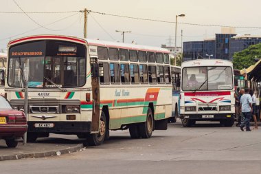 Port Louis, Mauritius-30 Ocak 2019: Port Louis, Mauritius Merkez Pazarı yanında otobüs terminali otobüsler.