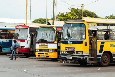 Port Louis, Mauritius-30 Ocak 2019: Port Louis, Mauritius Merkez Pazarı yanında otobüs terminali otobüsler.
