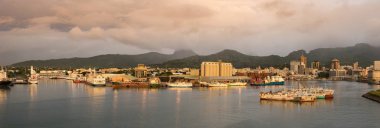 Port Louis, Mauritius-30 Ocak 2019: Mauritius Port Louis Limanı panoramik görünümü.
