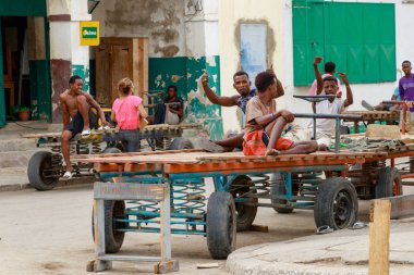 Toliara, Madagaskar-Ocak 10th, 2019: inşaat Madagaskar işçiler Toliara, Madagaskar merkezinin bir köşesinde bir mola alarak.