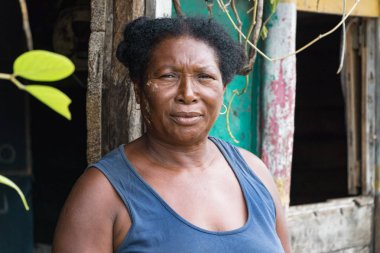 Andavadoaka, Madagaskar-13 Ocak, 2019: yerel olgun Malagasy kadının portresi Andavadoaka, Madagaskar evinde açık havada.