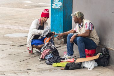 Durban, Güney Afrika-6 Ocak, 2019: Durban, Güney Afrika şehir merkezinin bir köşesinde sokakta Iki erkek ticaret giyim.