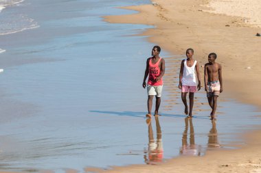 Durban, Güney Afrika-7 Ocak, 2019: üç Güney Afrika siyah erkek tek başına sahilde denize bakarak Durban, Güney Afrika 'da bir plajda bakıyor.