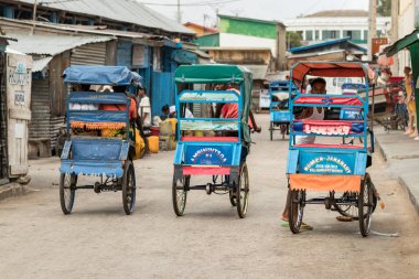 Toliara, Madagaskar-10 Ocak, 2019: Toliara, Madagaskar ticari merkezinde üç döngü Pousse Pousse arka görünümü.
