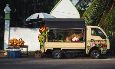 Galle, Sri Lanka-17 Şubat, 2019: Galle, Sri Lanka onun kamyon stand Mağazası ile sokakta meyve satan yerel bir satıcı.