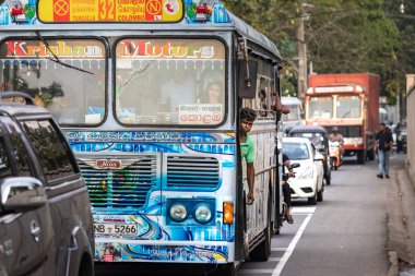 Galle, Sri Lanka-18 Şubat, 2019: bir kamu Sri Lanka otobüs ve bir yolcu duraklama üzerinde Matara Road Galle, Sri Lanka.