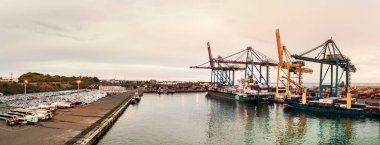 Saint Denis, Reunion Adası - 27 Ocak 2019: Reunion Adası'ndaki Saint Denis Limanı'nda vinçve kargo konteynerlerinin panoramik görünümü (Fransa)