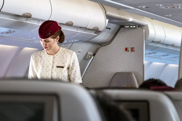Doha Katar Lutego 2019 Żeński Personel Pokładowy Stewardesa Rozmawiając Pasażerem — Zdjęcie stockowe