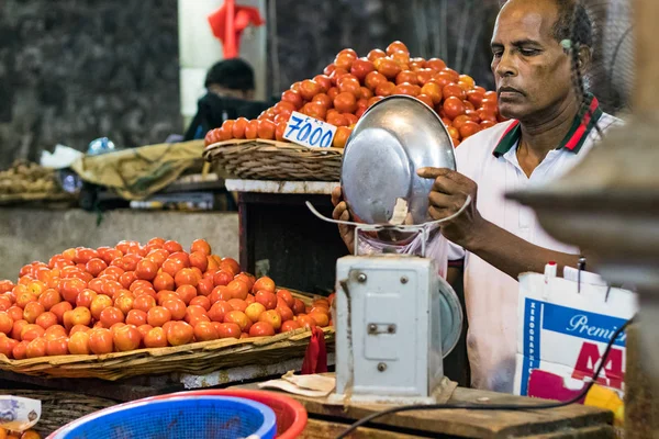 Port Louis Mauricio Enero 2019 Vendedor Verduras Pone Tomates Dentro — Foto de Stock