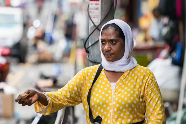 Port Louis Mauritius January 2019 Islamic Woman Wearing Hijab Giving — Stock Photo, Image