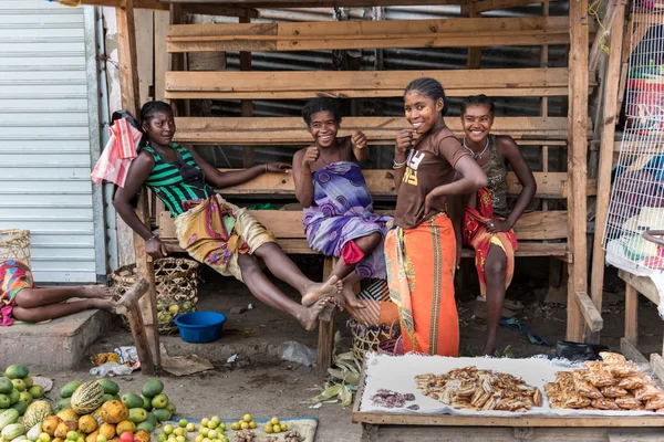 Toliara Madagascar Janvier 2019 Groupe Femmes Malgaches Vendant Des Aliments — Photo