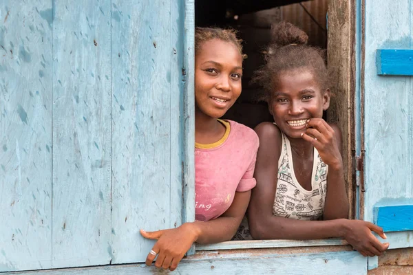 Andavadoaka Madagascar Janvier 2019 Deux Filles Malgaches Locales Regardant Par — Photo