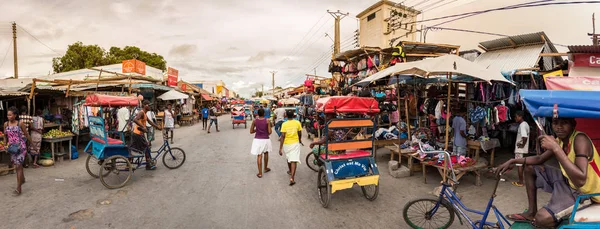 Toliara Madagaskar Stycznia 2019 Panoramiczny Widok Rynek Żywności Pełen Ludzi — Zdjęcie stockowe