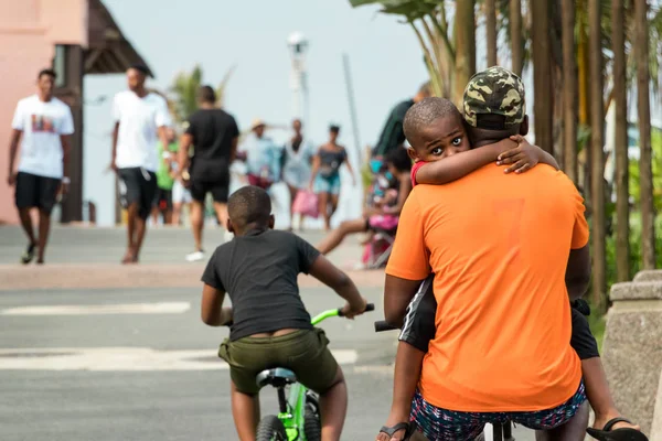 Durban Sudáfrica Enero 2019 Hombre Negro Bicicleta Con Hijo Brazos —  Fotos de Stock
