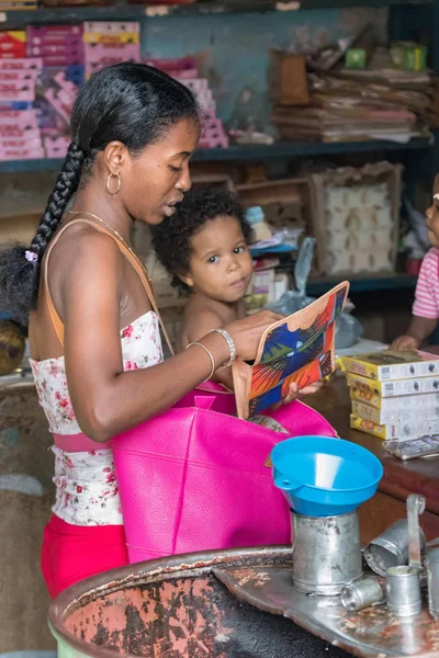 Nosy Madagascar January 17Th 2019 Local Malagasy Black Woman Long — Stock Photo, Image