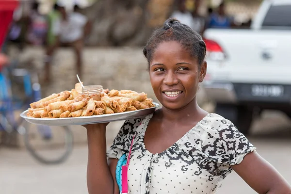 Toliara Madagaskar Ledna 2019 Místní Madagaskarská Žena Prodávající Nem Eggrolls — Stock fotografie