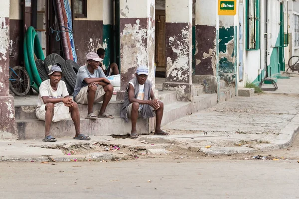 Toliara Madagascar Enero 2019 Tres Trabajadores Malgaches Construcción Descansan Rincón — Foto de Stock