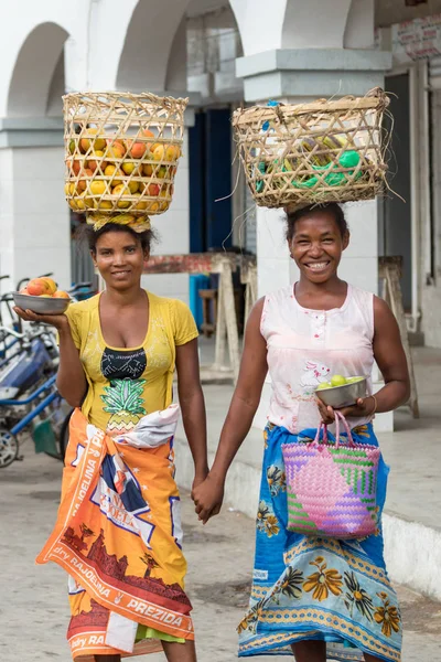 Toliara Madagascar Gennaio 2019 Due Malgasce Locali Con Cestini Testa — Foto Stock