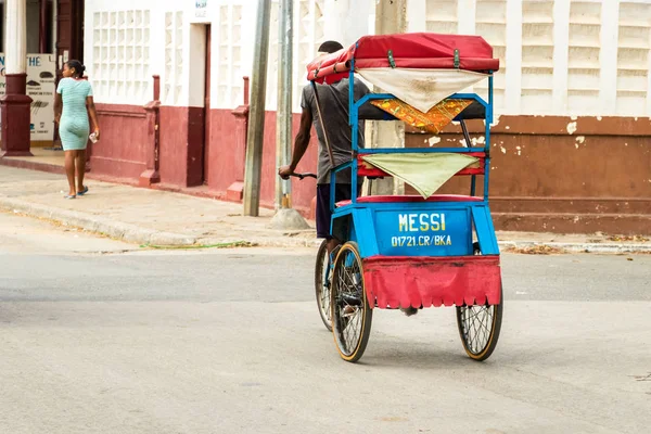Толиара Мадагаскар Января 2019 Года Человек Велосипеде Пусс Пусс Именем — стоковое фото