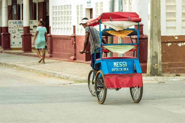 Toliara Madagascar Enero 2019 Hombre Montando Una Pousse Bicicleta Con —  Fotos de Stock