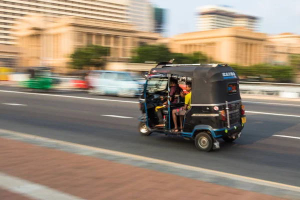 Colombo Srí Lanka Února 2019 Motocykl Tuk Tuk Cestujícími Rozmazaně — Stock fotografie