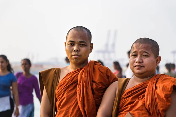 Colombo Sri Lanka Februar 2019 Zwei Buddhistische Mönche Orangefarbener Kleidung — Stockfoto