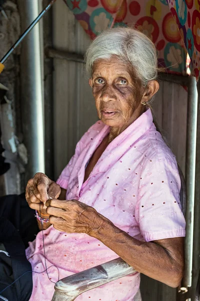 Galle Sri Lanka Febrero 2019 Retrato Una Mujer Mayor Enhebrando — Foto de Stock