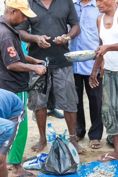 Galle Srí Lanka Února 2019 Rybář Obchodující Čerstvými Rybami Sáčku — Stock fotografie