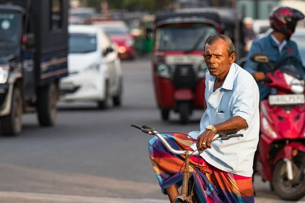 Galle Sri Lanka Febrero 2019 Sri Lankan Local Espera Bicicleta — Foto de Stock