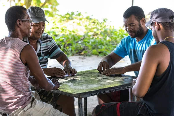 Dique Seychelské Ostrovy Únor 2019 Čtyři Místní Muži Playinig Domino — Stock fotografie