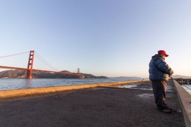 Torpedo iskelesindeki bir balıkçı.