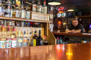 Alaskan adam Haines bir bira sahip.