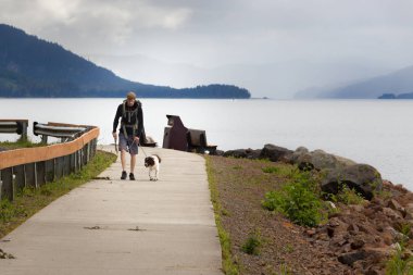 Icy Boğazı Point yolda köpeği ile yürüyüş sırt çantası ile adam,