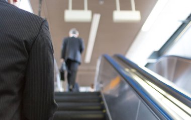 Tokio Tren Istasyonu 'nda mekanik merdivenler.