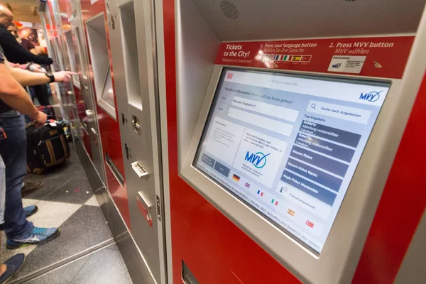 Fahrkartenautomat am Flughafen München — Stockfoto
