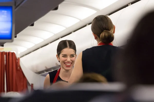 Stewardess serviert lächelnd. — Stockfoto