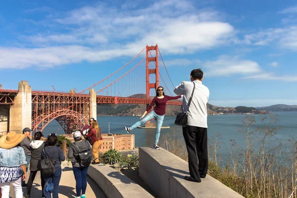 Turisté z mostu Zlatá brána. — Stock fotografie