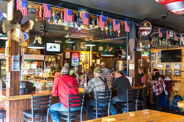 Аляскинцы пьют пиво в Хейнсе . — стоковое фото