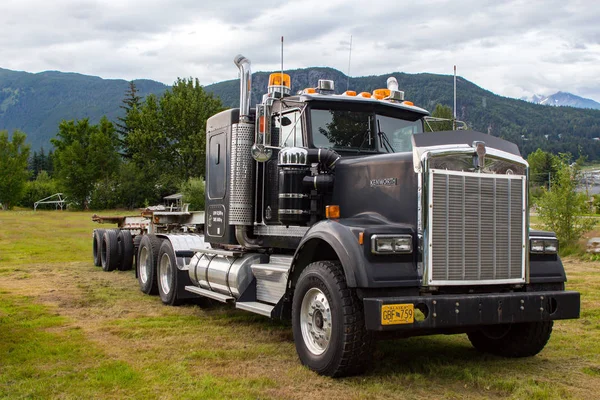 Un camión Kenworth W900 en Haines, Alaska . — Foto de Stock