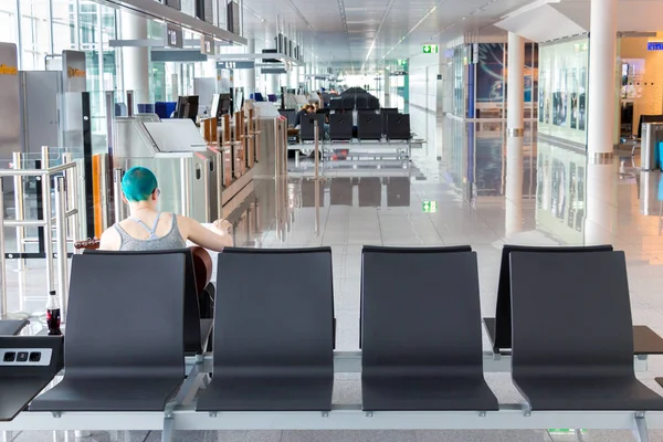 Passageiro esperando na área de portões de embarque . — Fotografia de Stock