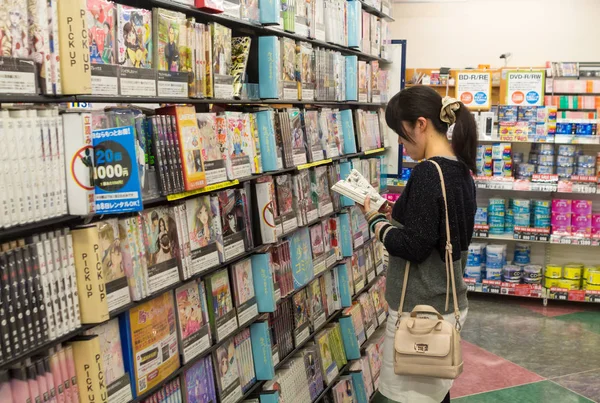 Menina japonesa lendo uma história em quadrinhos . — Fotografia de Stock