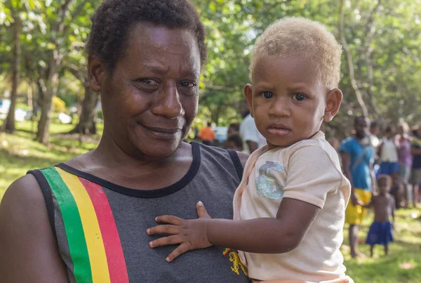 Retrato de un niño melanesio con su padre . — Foto de Stock