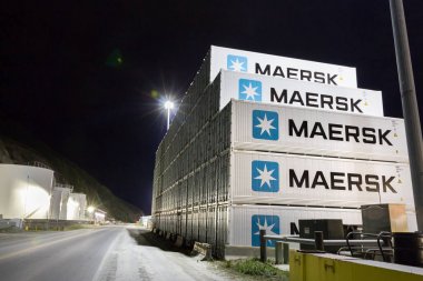 Unalaska, Alaska gece açık havada Nakliye kapları yığını.