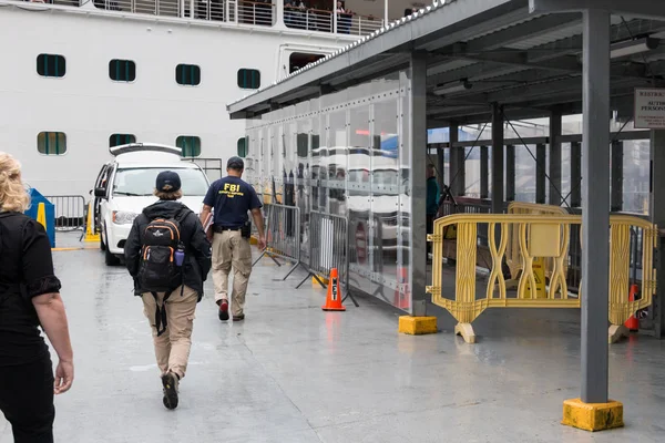 Equipo de Respuesta a Evidencias del FBI trabajando . — Foto de Stock