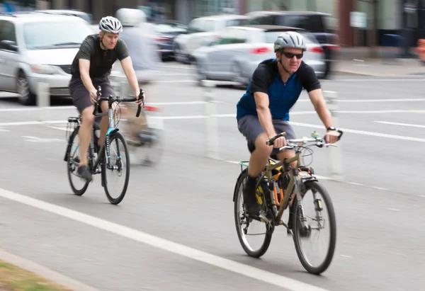 Dos hombres montando una bicicleta en la calle . —  Fotos de Stock