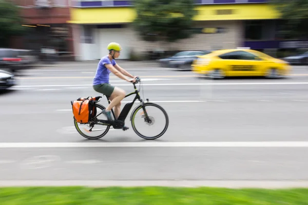 Hombre montar en bicicleta en una calle borrosa . —  Fotos de Stock